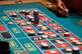 Dealer membuka cangkir dadu dengan transparan di layar HD Dealer membuka cangkir Sic Bo di meja live