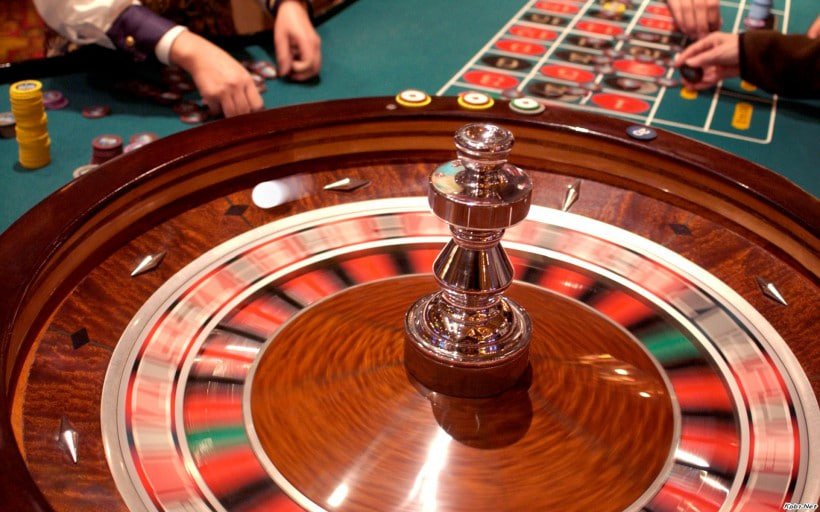 Dealer profesional siap membimbing permainan Texas Hold'em Bonus langsung dari studio HD Dealer profesional membagikan kartu Texas Hold'em Bonus